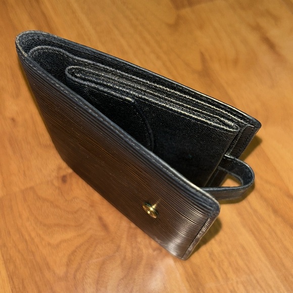 Authentic Louis Vuitton Epi Leather Bifold Wallet with Snap Closure - Picture 6 of 16